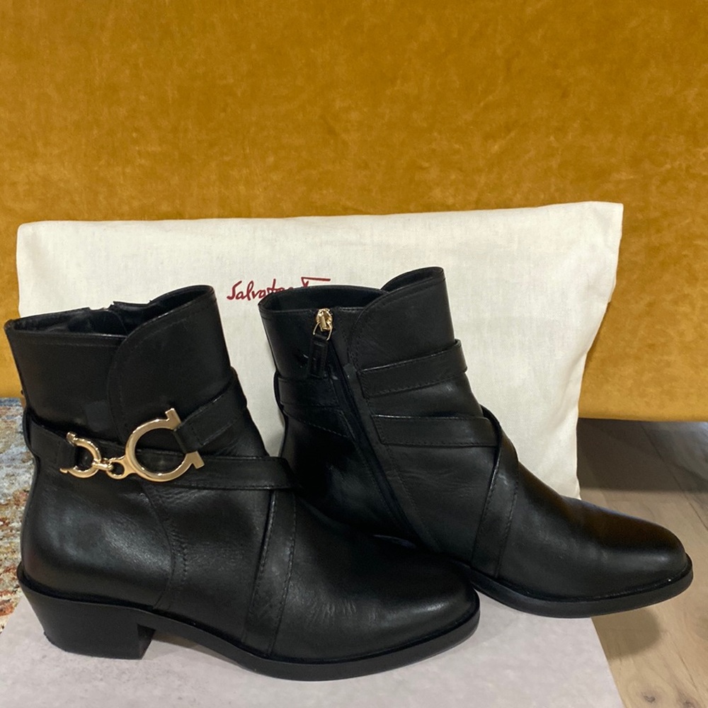 Women's FERRAGAMO Shadi buckle boots sz 8.5